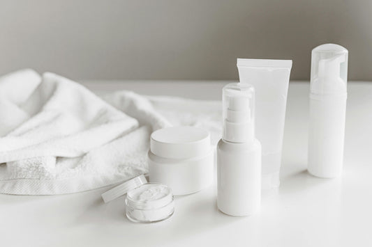 Envases de productos cosméticos blancos