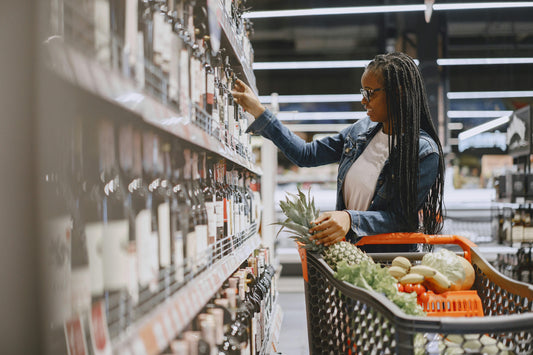 Mujer observando las etiquetas en el pasillo del supermercado