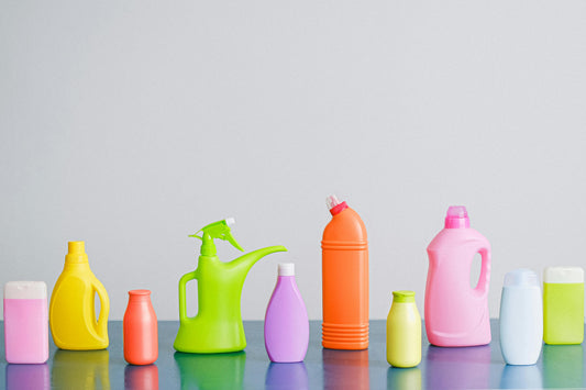 Envases de productos de limpieza de colores