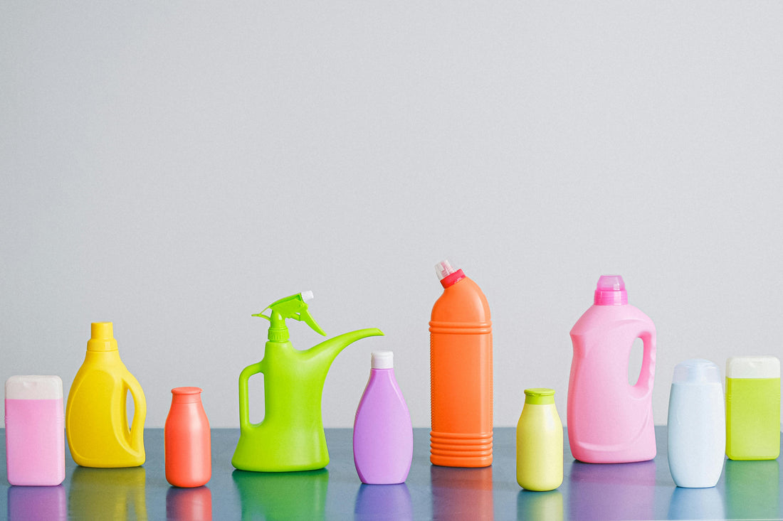 Envases de productos de limpieza de colores