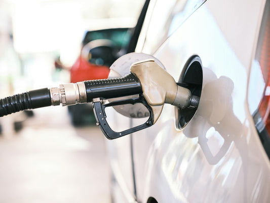 Manguera de combustible blanca repostando un vehículo